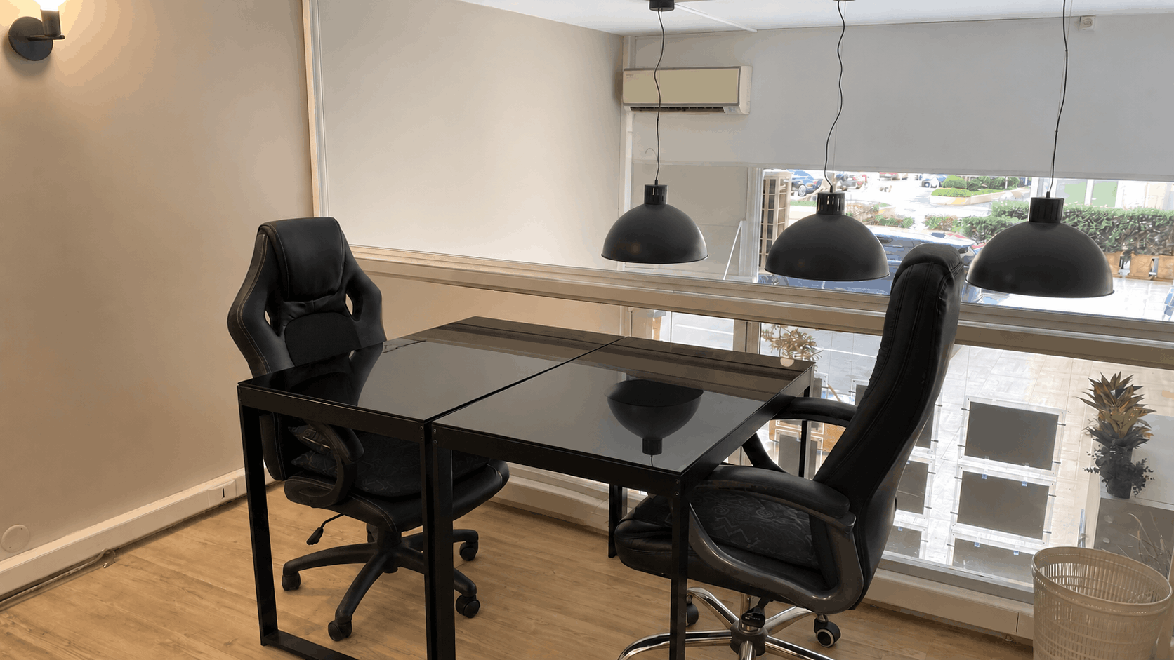 Poste de travail équipé dans les bureaux 3AS Partners à Cannes